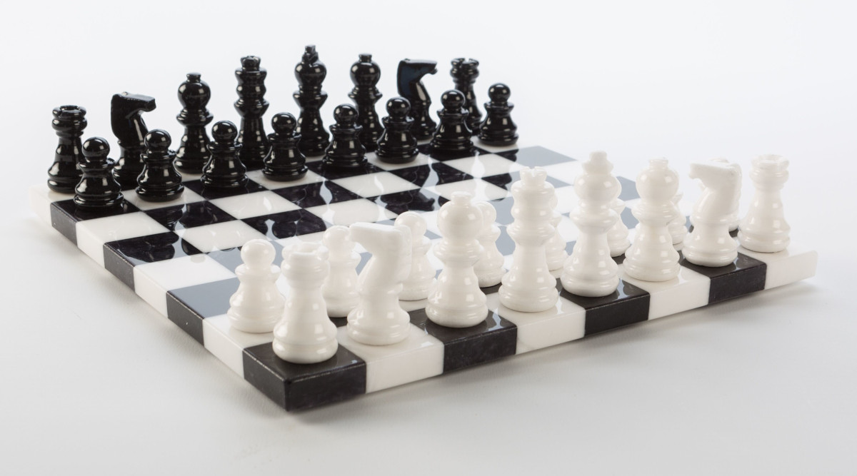 Schachspiel aus Alabaster schwarz und weiss, KH=55 mm