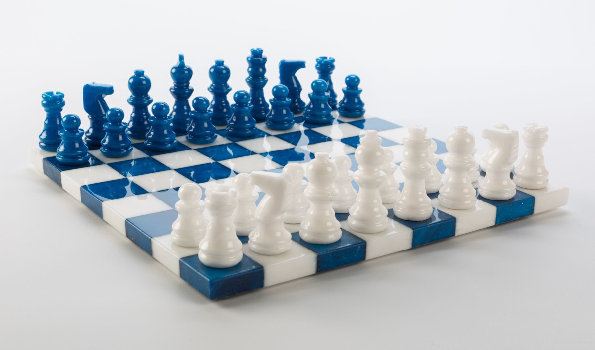 Schachspiel aus Alabaster blau und weiss