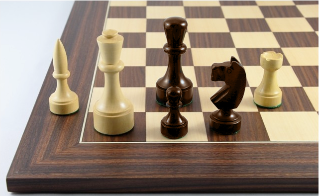 Schach Set Paramo aus Akazienholz, mit Schachbrett aus Nussbaum
