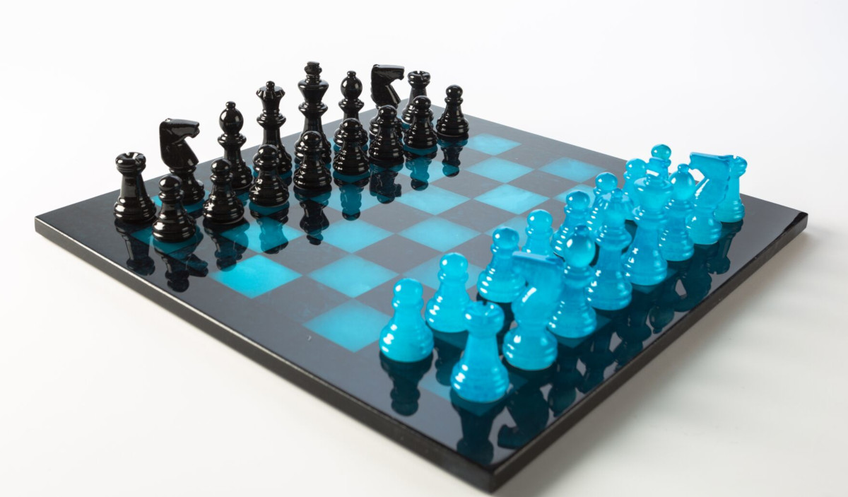 Schachspiel aus Alabaster blau und schwarz