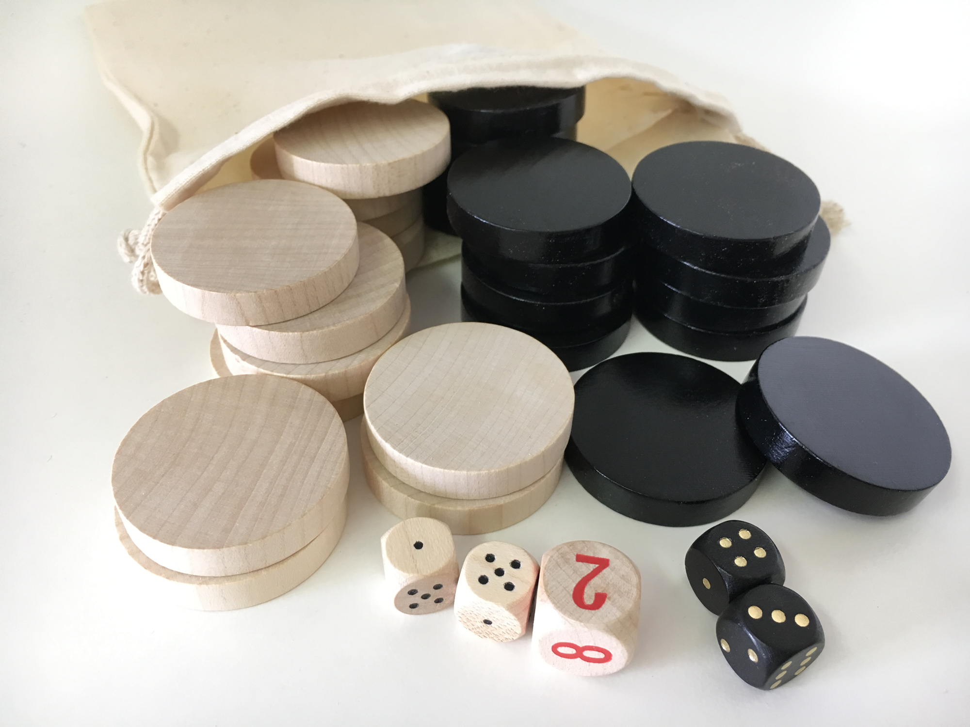 Satz-Backgammonsteine im Stoffsäckchen mit Würfeln, schwarz/weiß, groß