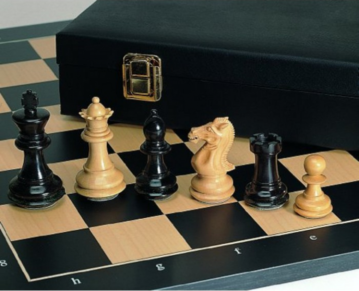 Schach-Set Grand-Master, handgeschnitzer Luxus-Springer