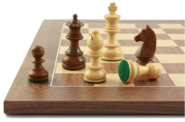 Schachfiguren und Schachbrett Balance76