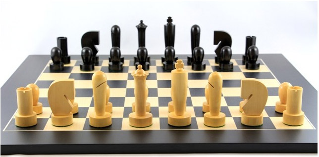Schachfiguren und Schachbrett: Timeless Black Classic