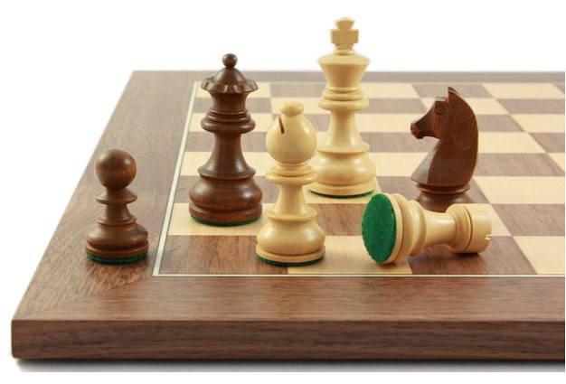 Schachfiguren mit Schachbrett Balance70 Abbildung2