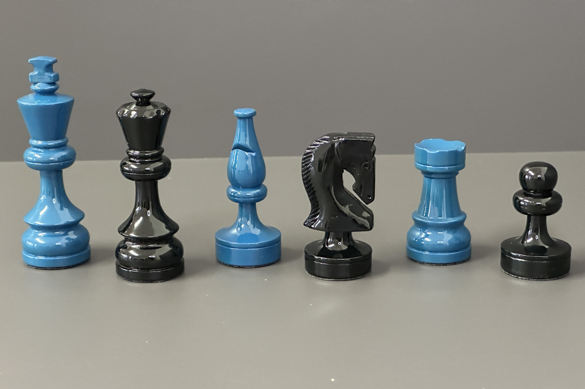 Schachfiguren in Blau/Schwarz Hochglanz Lack KH 85mm, gewichtet
