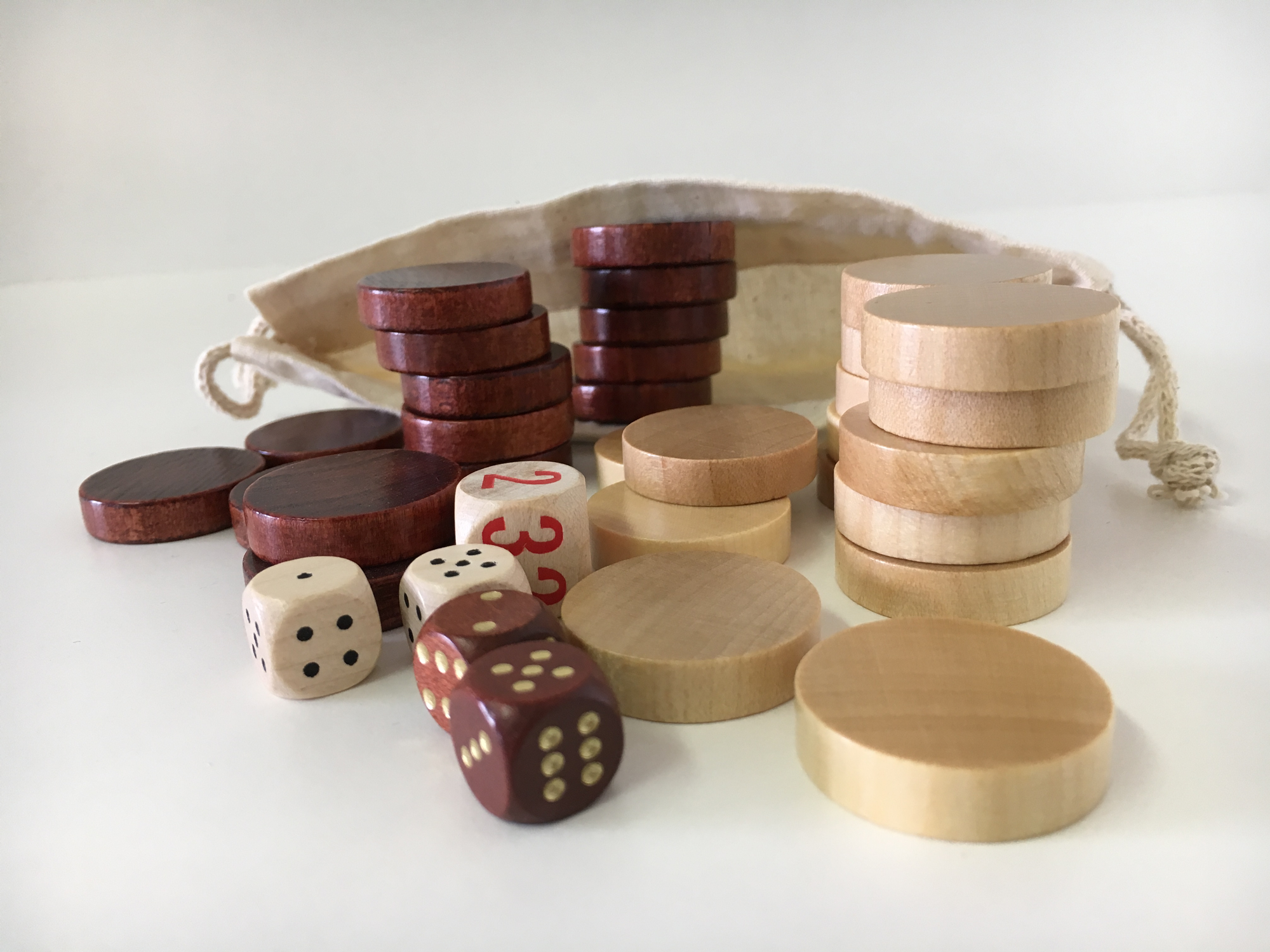 Satz-Backgammonsteine im Stoffsäckchen mit Würfeln, braun/weiß, mittel Satz-Backgammonsteine im Stoffsäckchen mit Würfeln, braun/weiß, mittel