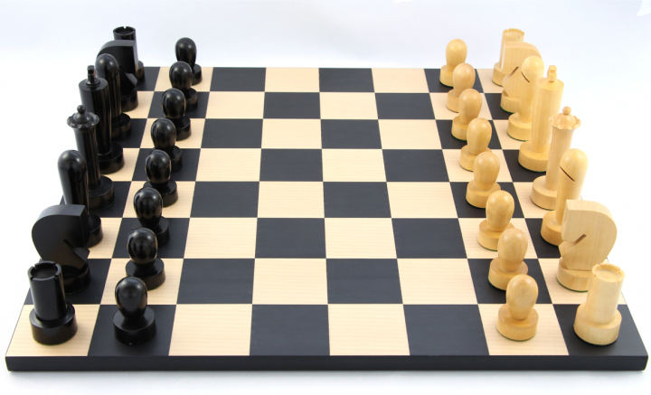 Design-Schachfiguren-Ansicht Design-Schachfiguren mit Schachbrett