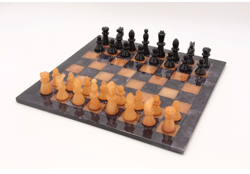 Schachspiel aus Alabaster bernsteinfarben und anthrazit