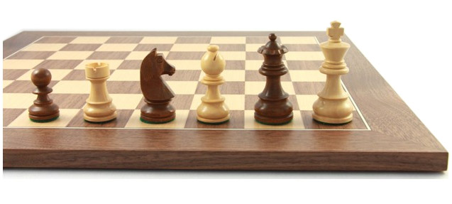 Schachfiguren-und-Schachbrett-Balance-7057503fc95c114 Schachfiguren mit Schachbrett Balance70