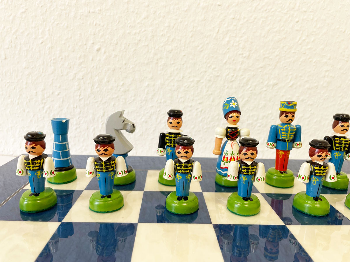 Schachset mit Bauernschach Schachfiguren, handbemalt und Schachbrett Hochglanz veredelt