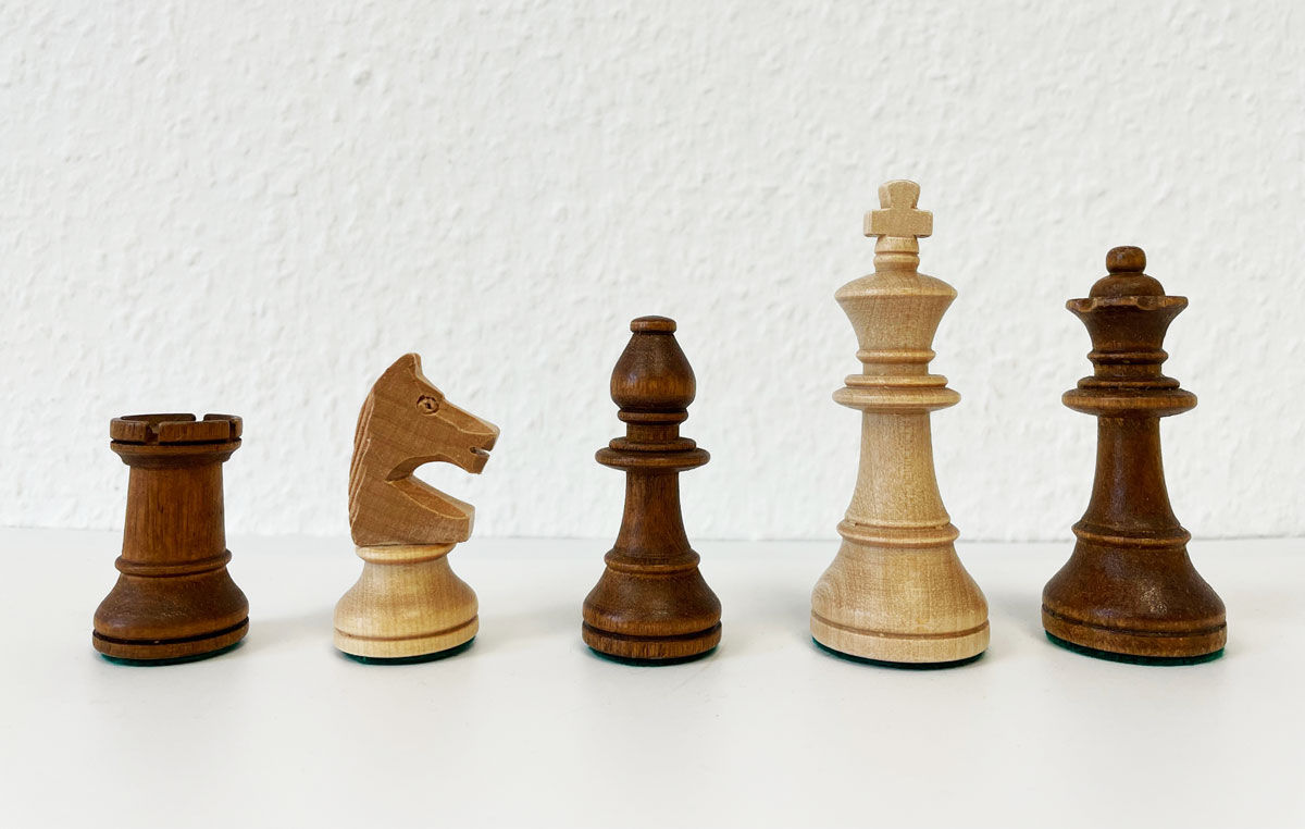 Staunton Schachfiguren Königshöhe 95 mm Tournament, aus heller Buche in Deutschland hergestellt