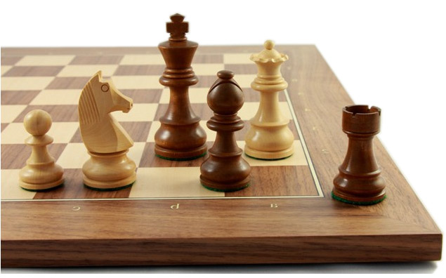 Schachfiguren und Schachbrett Club76