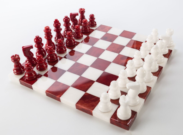 Schachspiel aus Alabaster rot und weiss