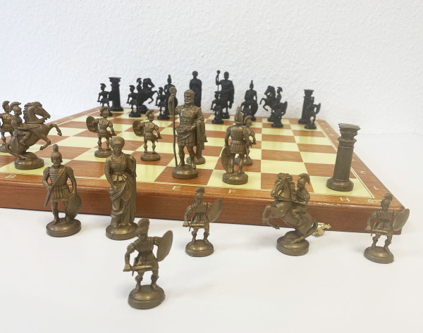 Klappbare Schachkassette Römisch Form Ritter, Kunststofffiguren schwarz/gold