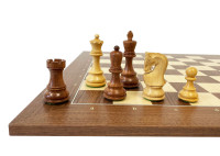 Schachfiguren mit passenden Schachbrettern