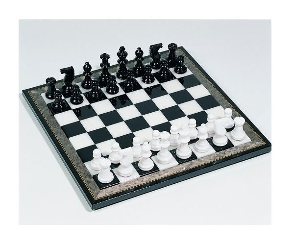 Schachspiel aus Alabaster schwarz und weiß, Königshöhe 75 mm, mit Holzrand
