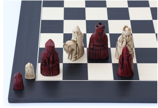 Schachset Isle of Lewis, Schachfiguren rotbraun mit Schachbrett Anigre schwarz und Ahorn