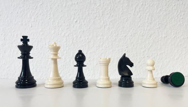 Schachfiguren Staunton-Form, Königshöhe 96 mm, turniergeeignet mit Filz, Kunststoff creme/schwarz