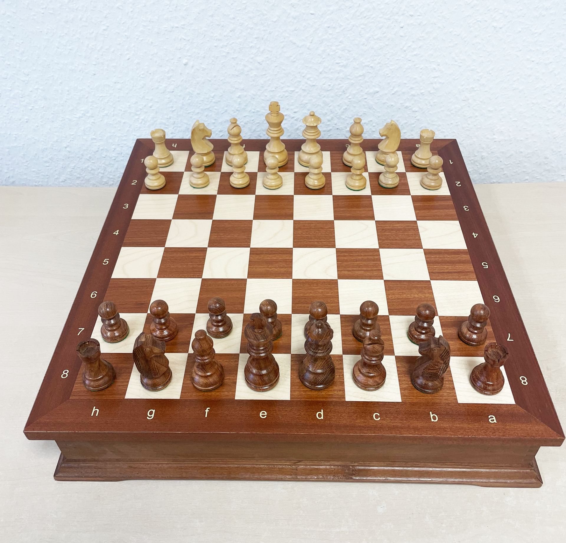 Hersteller-Abbildung des Produkts: Schachkassette Premium 40x40cm mit Brett, FG 45 , mit Z+B, Mahagoni-Intarsie