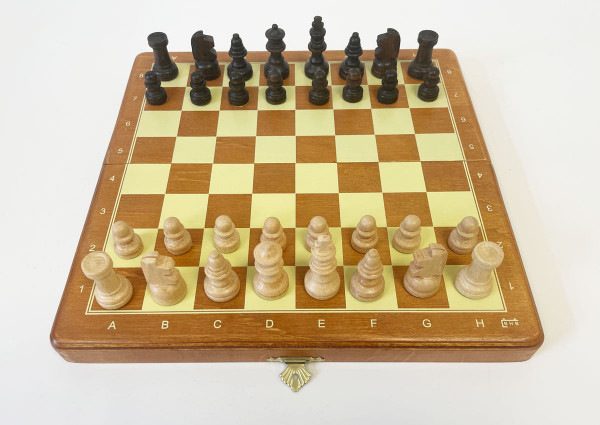 Hersteller-Abbildung des Produkts: Reiseschach klappbare Kassette, Holzfiguren, Feldgröße 28 mm, magnetisch