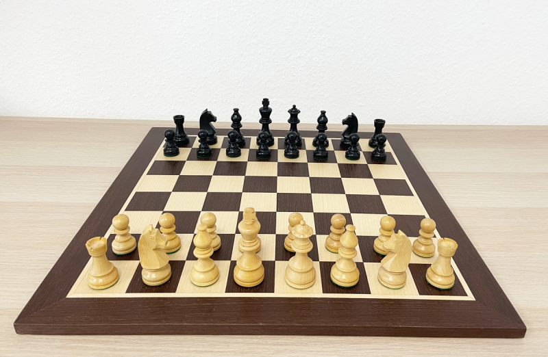 Hersteller-Abbildung des Produkts: Schachset Staunton Königshöhe 83 mm, Schachfiguren aus Buchsbaum, Wenge/Ahron Schachbrett  48 x 48 cm