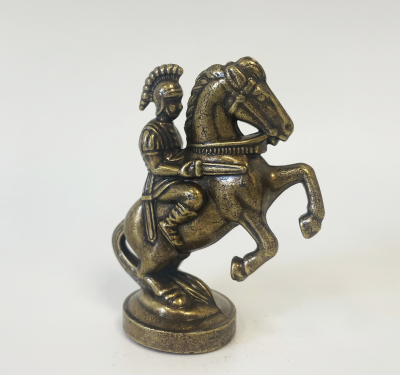 Hersteller-Abbildung des Produkts: Einzel-Figur Ritter auf Pferd aus Metall, Dekorativ braun