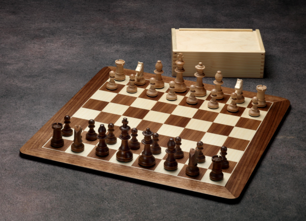 Hersteller-Abbildung des Produkts: Schachset German Classic Staunton Schachfiguren Königshöhe 95 mm, Schachbrett in Nussbaumholz/Ahorn