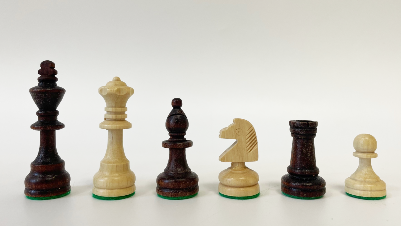 Hersteller-Abbildung des Produkts: Schachfiguren aus Holz Königshöhe 76 mm, mit Filz, braungebeizt/natur